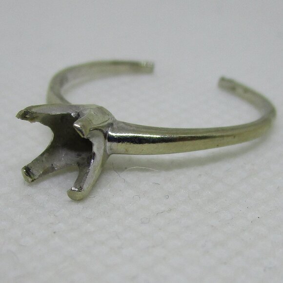 14kt white gold ring setting